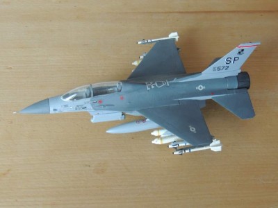 F-16D_Fighting_Falcon_(Italeri_1_72).JPG