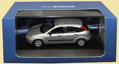 ford-focus-mk1-5-door-in-silver-by-minichamps-1-43-745-p.jpg