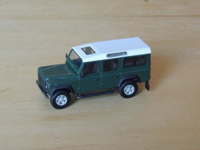 Land_Rover_Defender_110_(Cararama_1_43).JPG