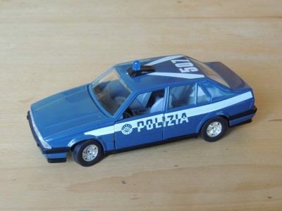 Alfa_Romeo_75_(Polizia)_(Bburago_1_24).JPG