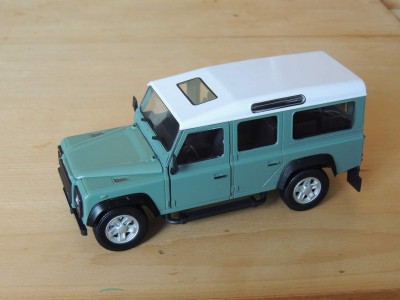 Land_Rover_Defender_110_(Cararama_1_24).JPG