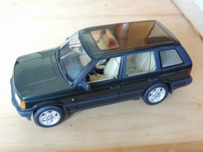 Range_Rover_46i_V8_HSE_Mk2_(Autoart_1_18)_.JPG