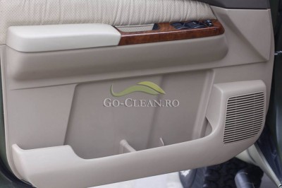 curatat fete usi.jpg