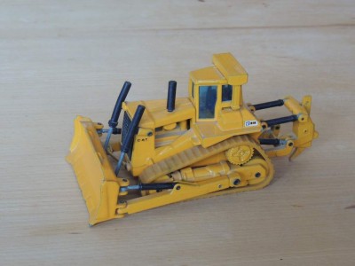 Caterpillar_buldozer_(Joal_1_70).jpg