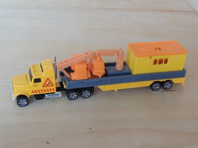 Kenworth_T700_semiremorca_constructii_(Majorette_1_87).JPG