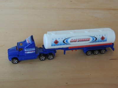 Kenworth_T600_cisterna_(Majorette_1_87).JPG