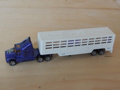 Kenworth_T600_semiremorca_animale_(Majorette_1_87).JPG