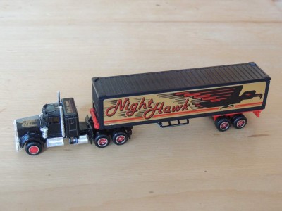 Kenworth_W900_semiremorca_marfa_(Majorette_1_87).JPG