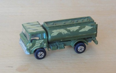 Bedford_tanker_truck_(Yatming_1_100).jpg