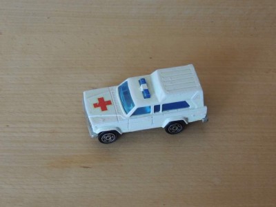 Jeep_Wagoneer_(SJ)_(Ambulance)_(Majorette_1_64).jpg