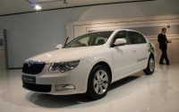 112_2008_geneva_motor_show_01z+skoda_superb+front_three_quarter_view.jpg